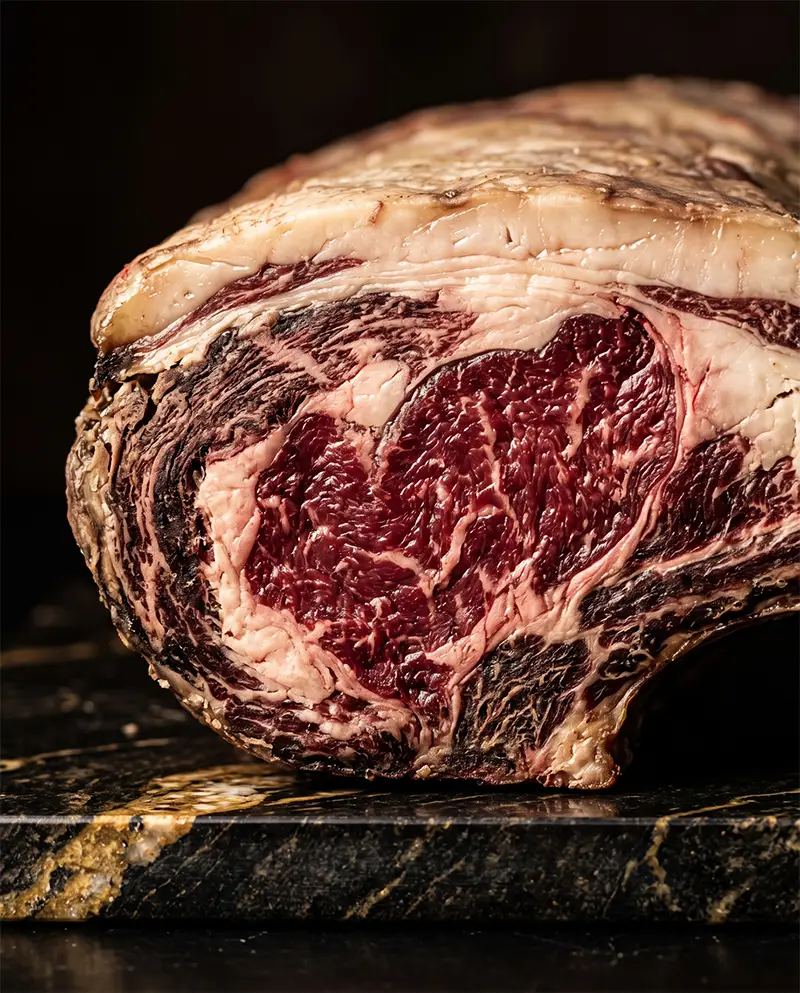 Gros plan sur la croûte d'une côte de bœuf maturée à la Boucherie Costa Yverdon